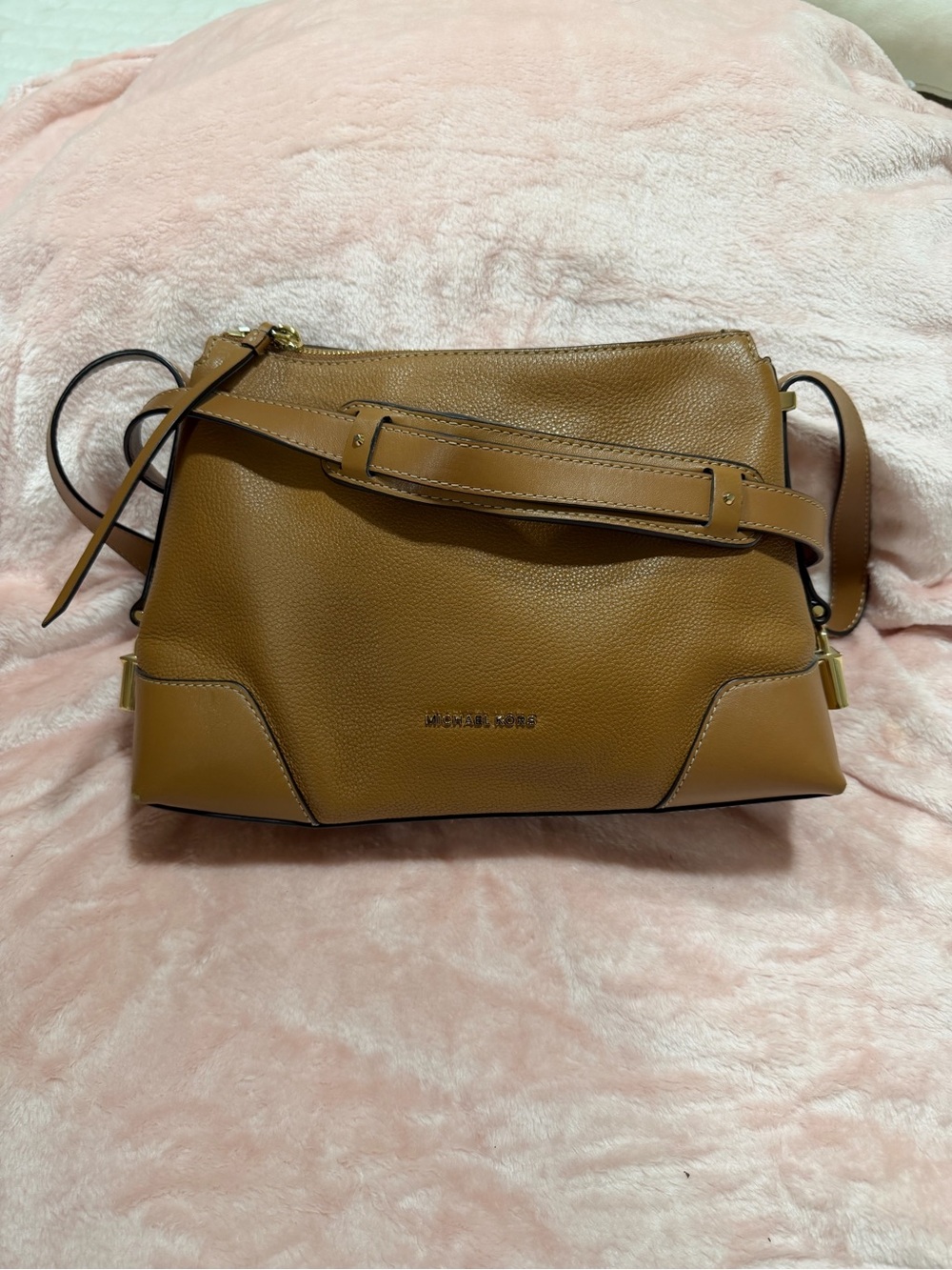 MICHAEL KORS Cognac Leather Shoulder Bag with Gold Hardware